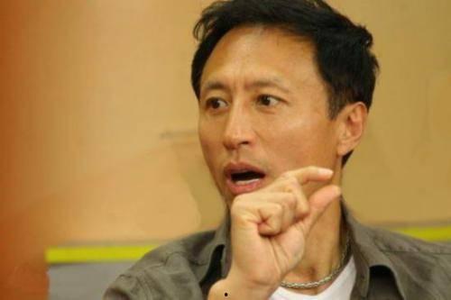 胡歌爆料恩师王洛勇视频,温情互动引网友热议  第1张